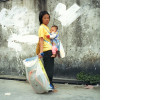 Frau Xu, 29, mit ihren sechs Monate alten Tochter. Sie ist ihrem Mann, der Arbeit in einem Restaurat gefunden hat, in die Stadt nachgezogen. Guangzhou, Provinz Guangdong. Mai 2006  © Andreas Seibert