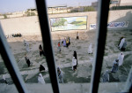 Im Innenhof des Staatsgefängnisses der Provinzhauptstadt Kerman dürfen inhaftierte Frauen frühmorgens eine Stunde spazieren gehen, Südiran, 2003  © Ulla Kimmig