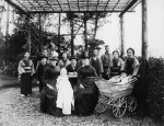 Familie Johann Rudolf Merian mit Kinderfrau und Bediensteten um 1891 im Garten der Villa Basilea in Yokohama.  (© Schweizerisches Landesmuseum Zürich, LM-105324.17, DIG-5616)